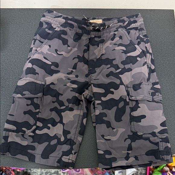 Weatherproof Cargo Shorts in Classic Khaki with Durable Design - Picture 1 of 2